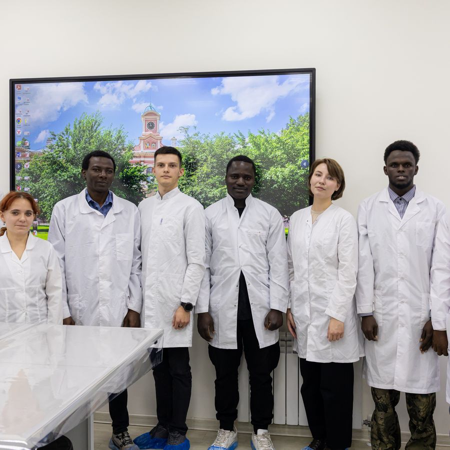 International and Russian students together in a laboratory